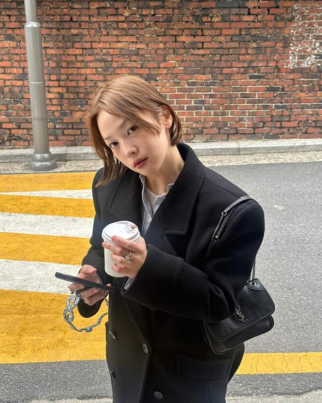 Saint Laurent Niki Baby leather shoulder bag worn by Sunrin Jeoung | Sunrin Jeoung  Outfits and Style