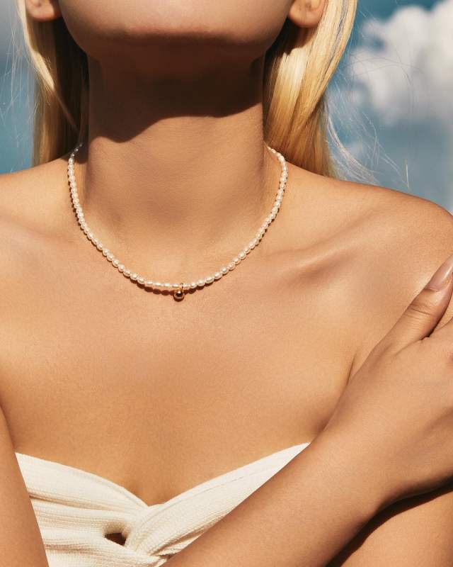 Freshwater Pearl Necklace Celestia
18k Gold Vermeil over Sterling Silver
Fresh water pearl 3-4mm

SUIHE selects high-quality natural pearls, gemstones, precious metals, and other premium materials and crafts them into a collection of everyday, minimalist, and exquisite jewelry pieces. SUIHE conveys an elegant, romantic, and relaxed fashion attitude and lifestyle.
