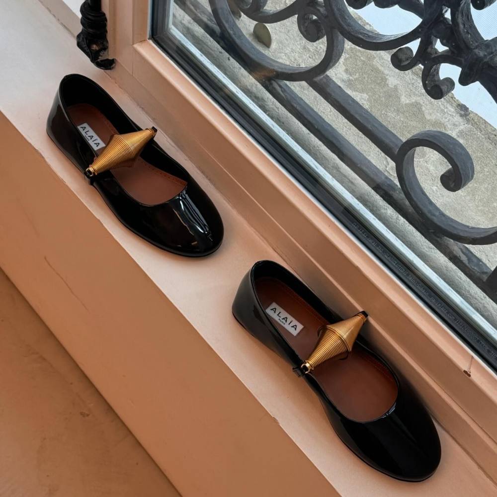 ALAÏA BLACK/GOLD JEWEL BALLET FLATS IN PATENT LEATHER worn by Géraldine Boublil | erinoffduty's closet