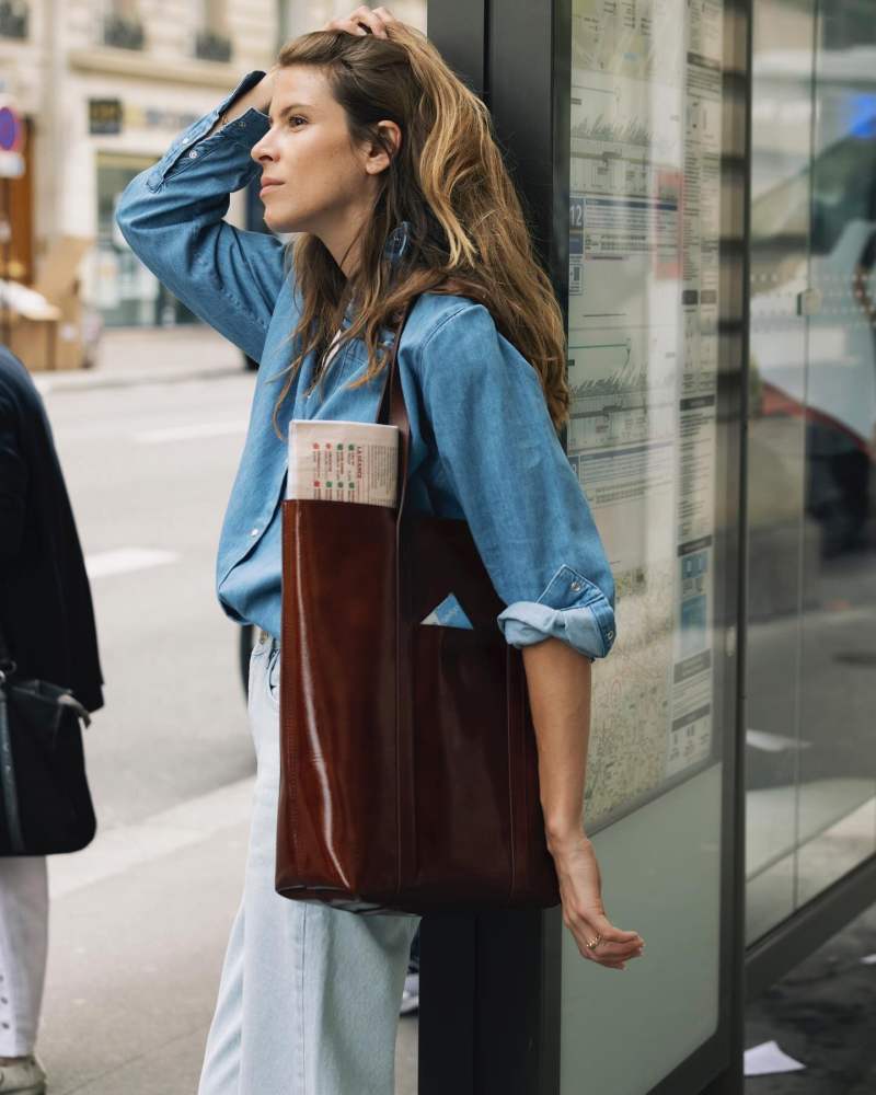 SEZANE The Tote Patent Mahogany, SEZANE Max Shirt and SEZANE Le Mum Trousers worn by Monica de La Villardière | monicaainleydlv's closet