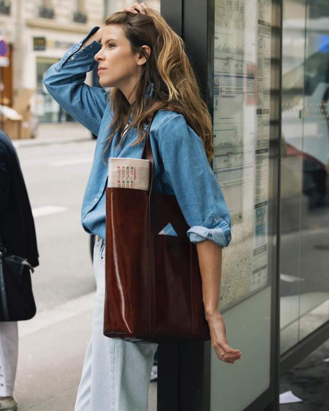 SEZANE The Tote Patent Mahogany, SEZANE Max Shirt and SEZANE Le Mum Trousers worn by Monica de La Villardière | monicaainleydlv's closet