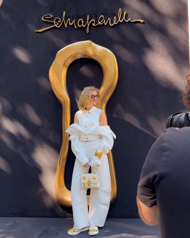 is somebody gonna match my freak (wear closed open golden toe shoes) @schiaparelli paris haute couture 💞💞💞
