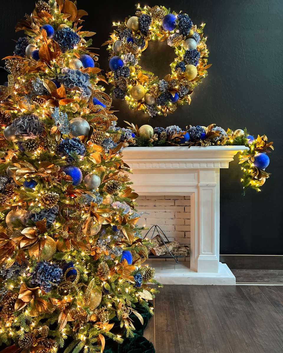 7.5' Pre-Decorated and Pre-Lit Christmas Tree