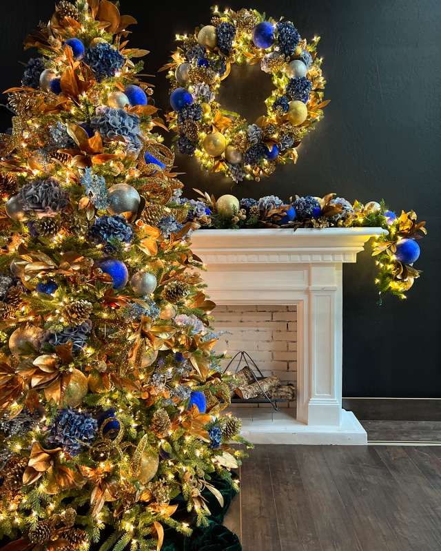 7.5' Pre-Decorated and Pre-Lit Christmas Tree