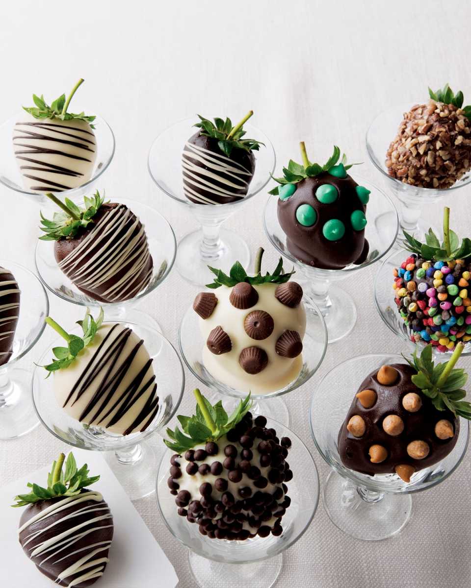 Chocolate Strawberries with Toppings