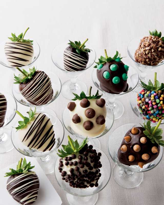 Chocolate Strawberries with Toppings