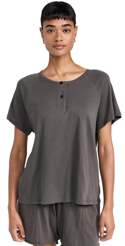 THE GREAT. The Raglan Sleep Henley Washed Black