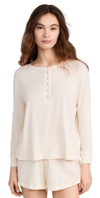 THE GREAT. The Crop Sleep Henley Washed White