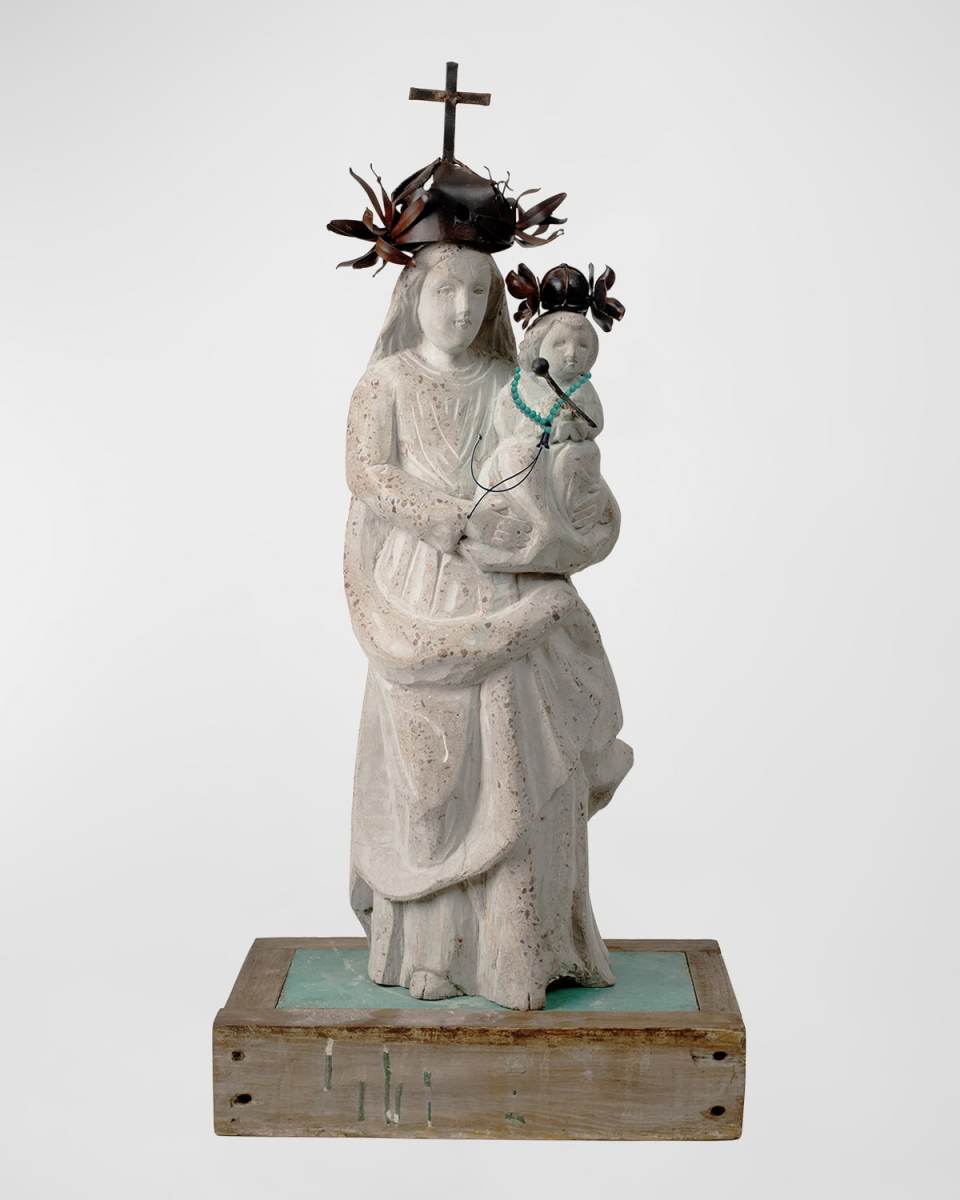 La Reina de Familia Sculpture