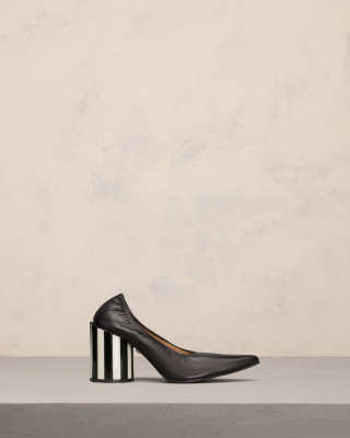 AMI POINTED TOE PLEATED PUMPS