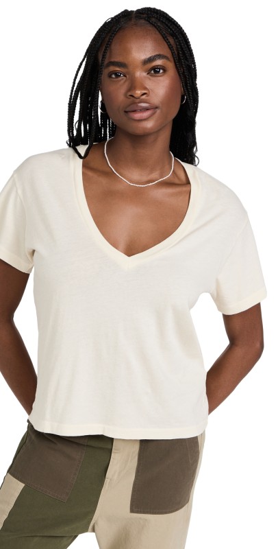 THE GREAT. The V Neck Tee Washed White