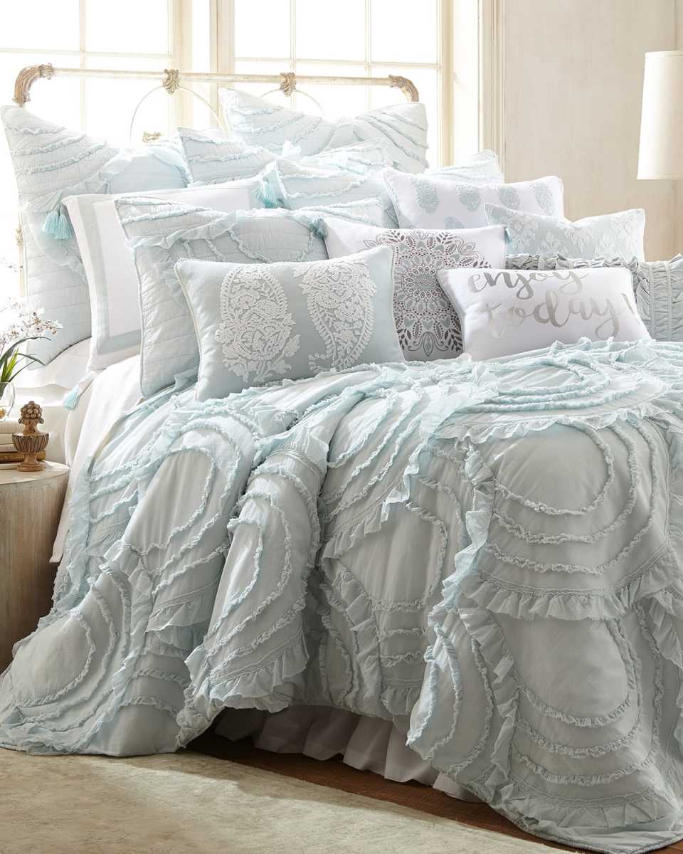 Layla Spa King Quilt Set