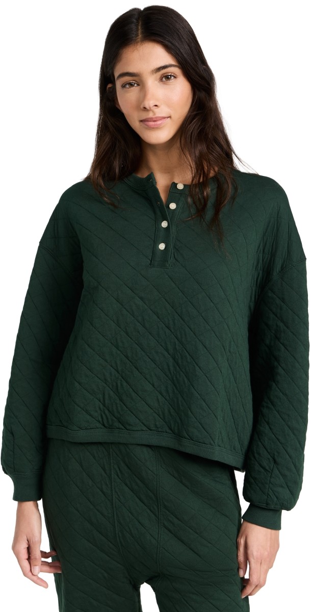 THE GREAT. The Quilted Henley Sleep Sweatshirt Pine