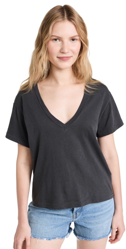 THE GREAT. The V Neck Tee Washed Black