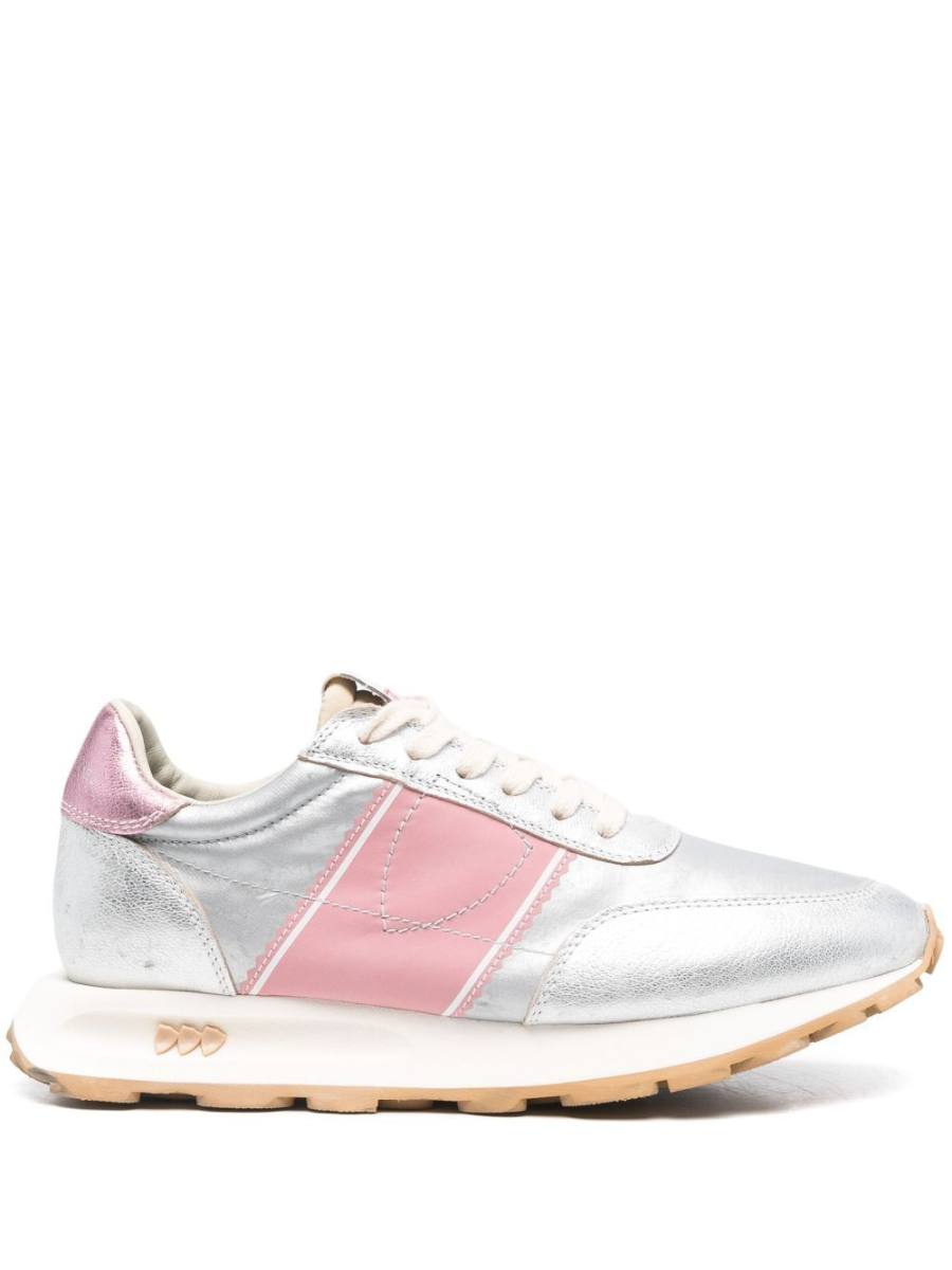 Tour sneakers
