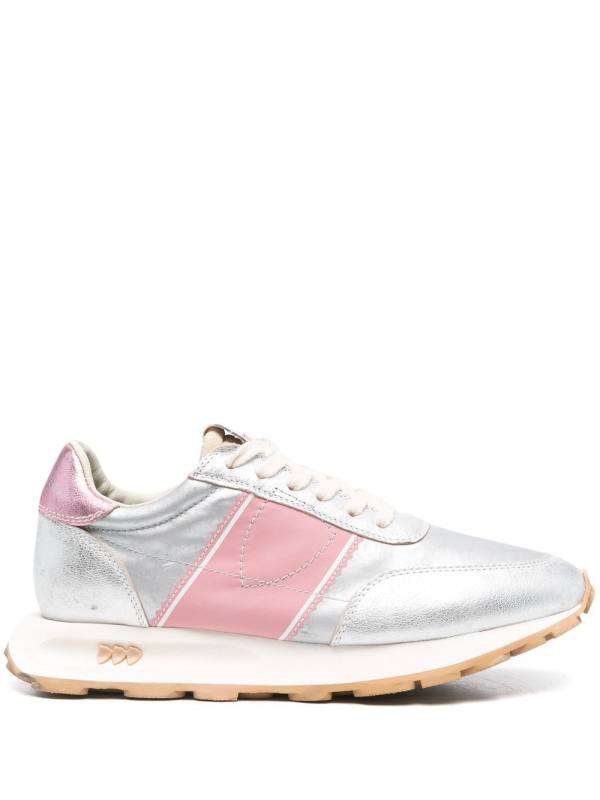 Tour sneakers
