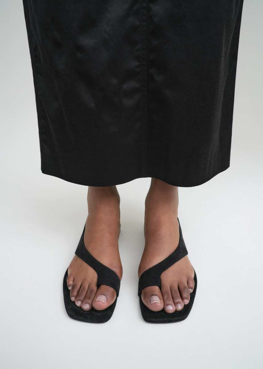 Toteme Suede thong sandals black