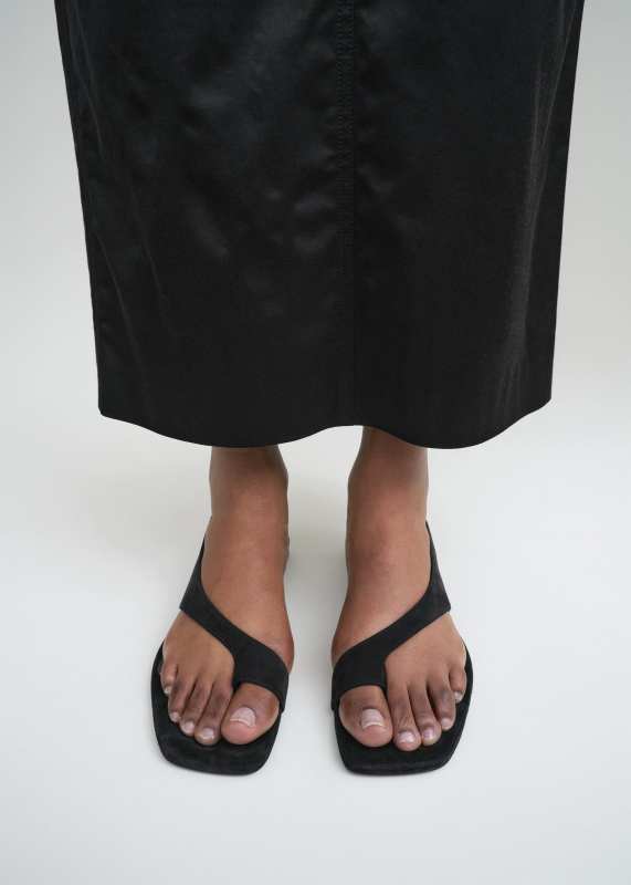 Toteme Suede thong sandals black