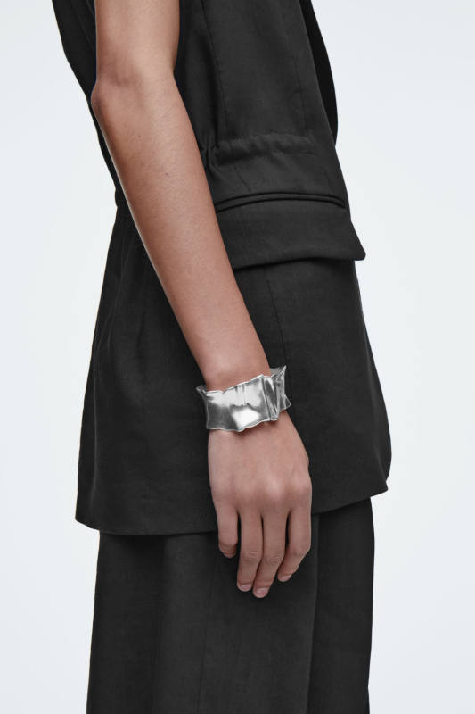 COS TEXTURED CUFF