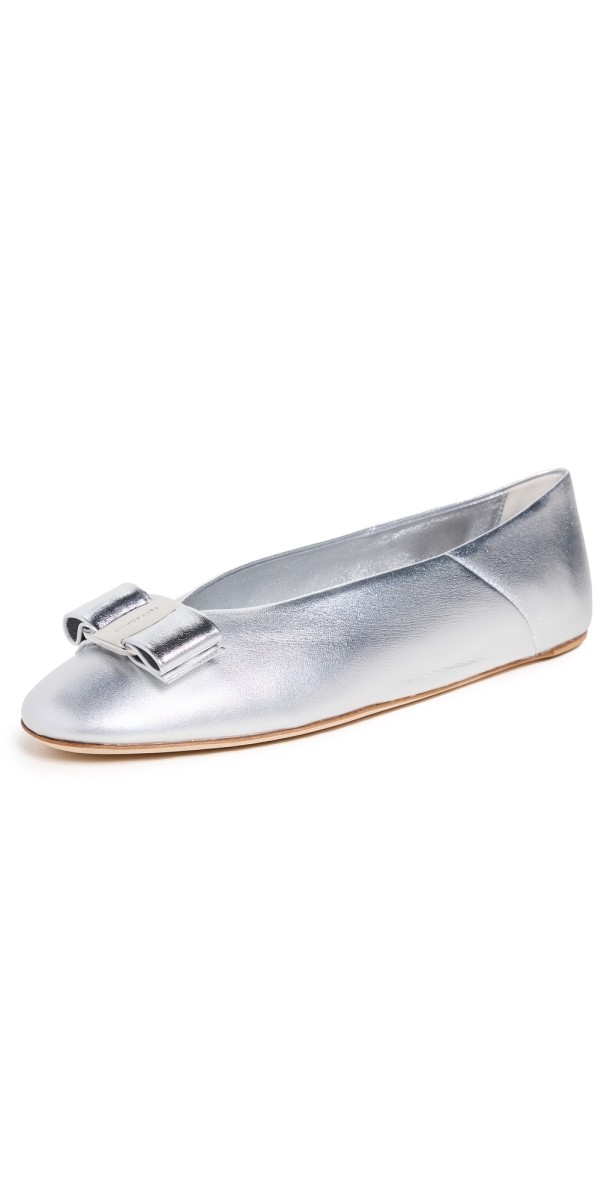 FERRAGAMO Vanna Flats Silver Fondo Bianco
