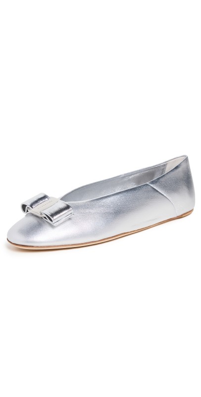 FERRAGAMO Vanna Flats Silver Fondo Bianco