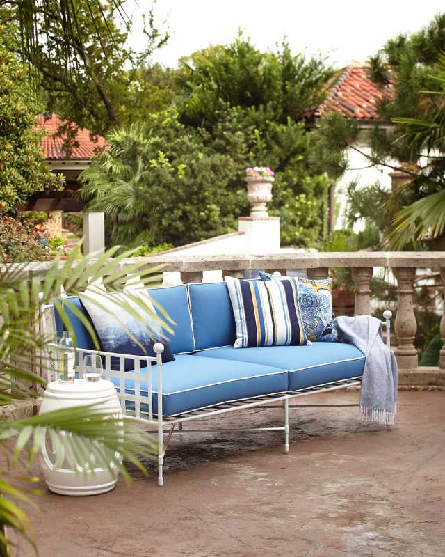 Avery Sofa, White/Blue