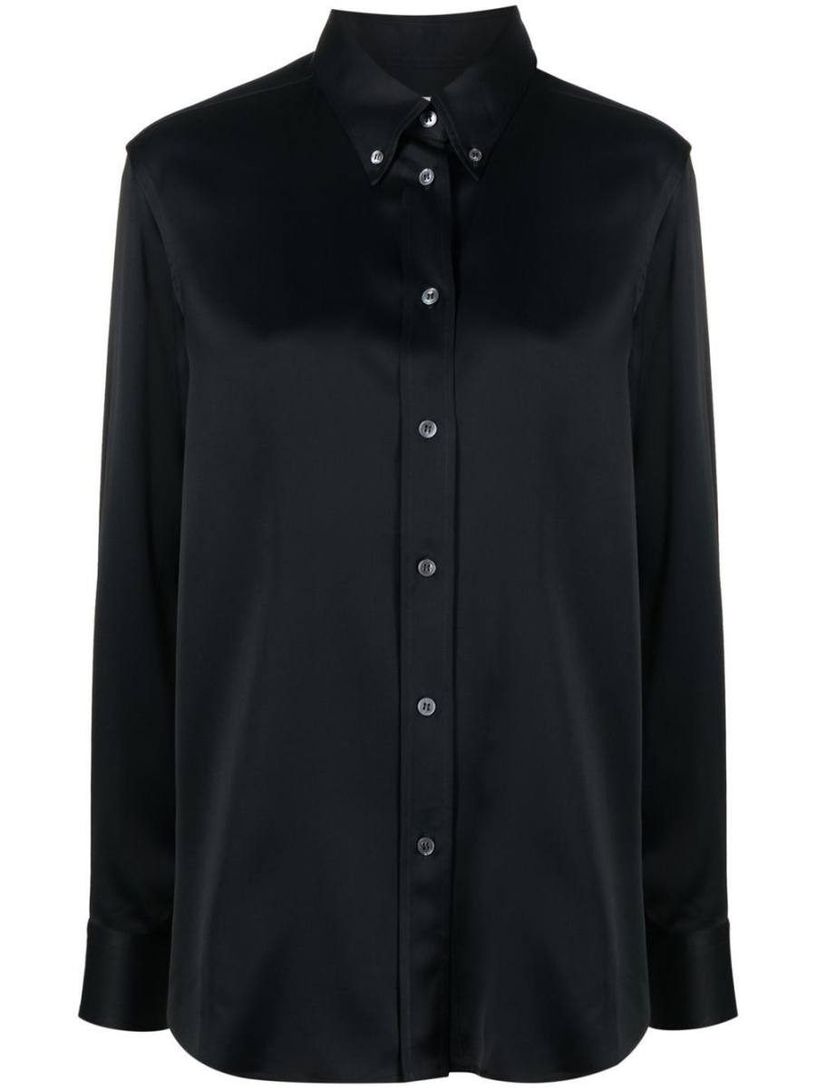 loose-fit buttoned shirt