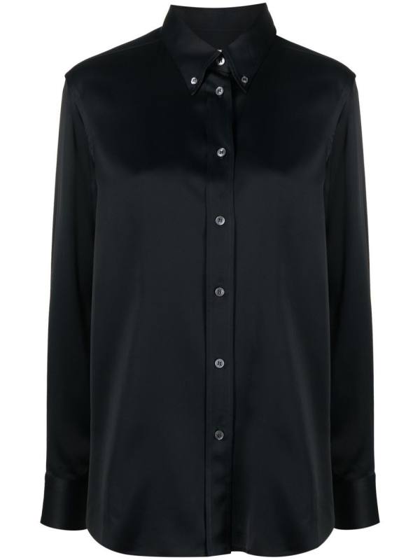 loose-fit buttoned shirt