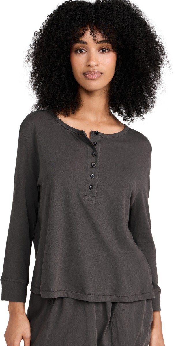 THE GREAT. The Crop Sleep Henley Washed Black