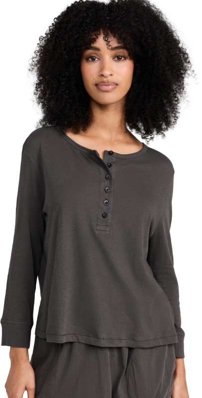 THE GREAT. The Crop Sleep Henley Washed Black