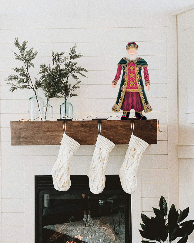 St. Nicholas Tanenbaum Tabletop Christmas Decor